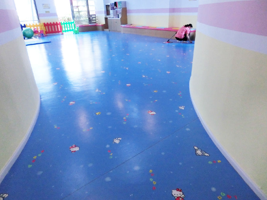幼兒園塑膠地板應(yīng)該如何鋪裝呢？